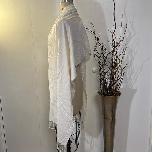 Ivory scarf / shawl with fringe - Picture 3 of 4